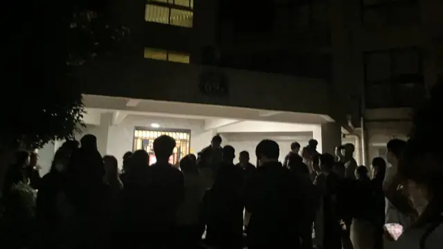 自6月7日起,民眾連日在李某住所所屬的社區聚集抗議。