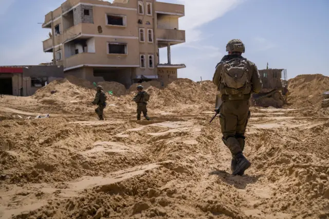 جنود إسرائيليون في منطقة تل السلطان في محافظة رفح