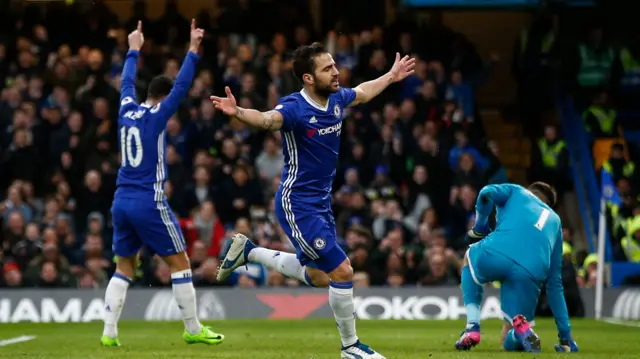 Cesc Fabregas của Chelsea ghi bàn trong trận thắng Swansea