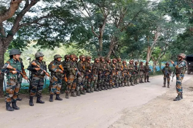 မဏိပူရပြည်နယ်ထဲမှာ လုံခြုံရေးယူဖို့ ပြင်ဆင်နေတဲ့ အိန္ဒိယစစ်တပ်နဲ့ အာသံရိုင်ဖယ်အဖွဲ့ (ပုံဟောင်း)