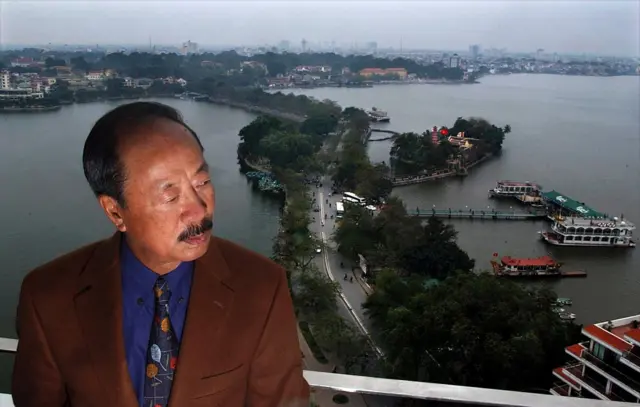 Ông Nguyễn Cao Kỳ - từng là thủ tướng, phó tổng thống và là một tướng lĩnh Việt Nam Cộng hòa – trở về Hà Nội vào năm 2004.
