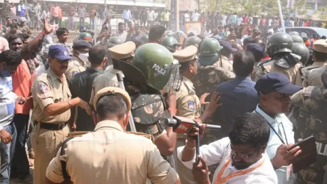 శివాజీ విగ్రహం వివాదం