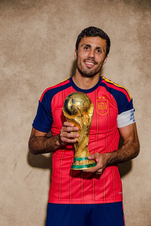 Rodri (n° 16, Espagne) pose pour un portrait avec le trophée de la Coupe du Monde de la FIFA après la finale opposant l'Espagne à l'Argentine