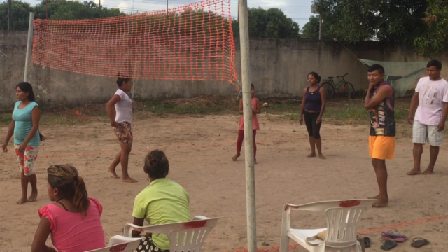 Jóvenes jugando voleibol