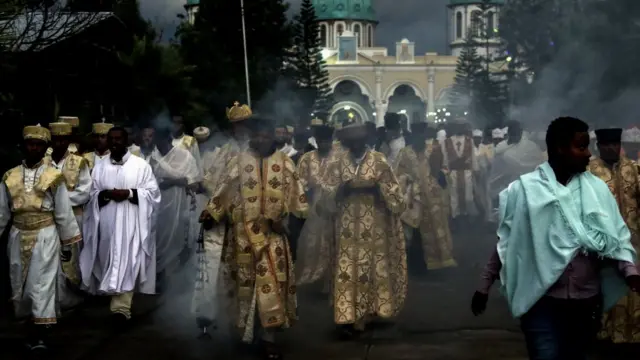 ካህናት ቤተክርስቲያን ቦሌ መድሃኒኣለም ኮሮናቫይረስ ንምጥፋእ ኣብ ከተማ ኣዲስ ኣበባ ዕጣን ብምዕጣን ጸሎት ገይሮም