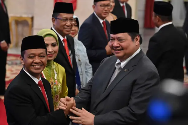 Menko Perekonomian Airlangga Hartarto (kanan) memberikan ucapan selamat kepada pejabat baru Menteri ESDM Bahlil Lahadalia (kiri)yang dilantik di Istana Negara, Jakarta, Senin (19/8/2024). 