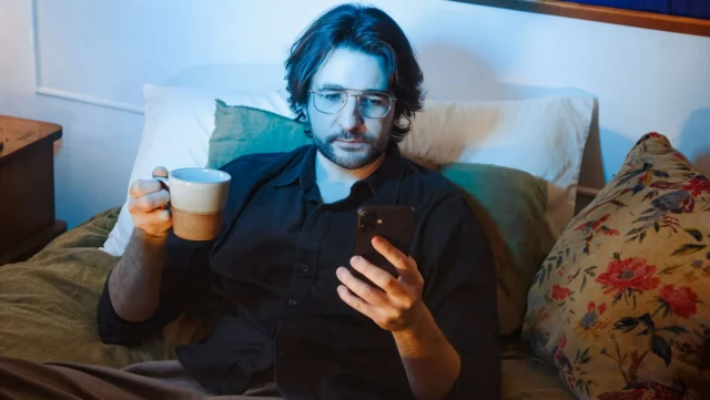 உங்கள் அலைபேசியிலிருந்து வரும் நீல நிற ஒளி உங்கள் தூக்கத்தைக் கெடுக்கவில்லை