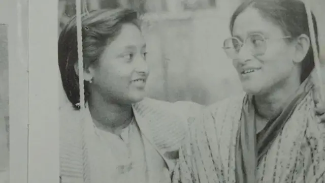 बहीण रेहानासोबत शेख हसीना. 