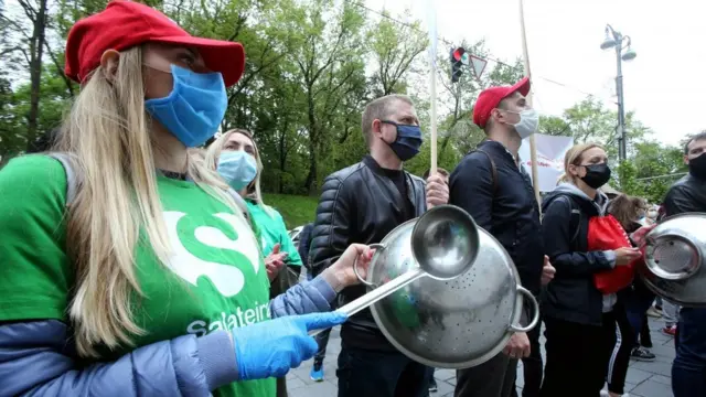 2 червня працівники закладів харчування вийшли під кабмін на мітинг з вимогою дозволити роботу кафе та ресторанів
