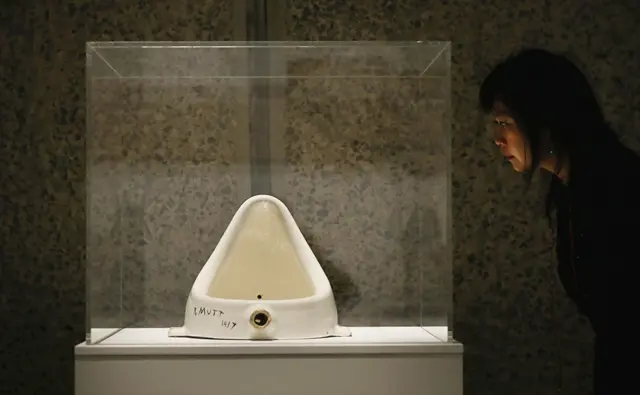 "Я швырнул им в лицо писсуар, и теперь они восхищаются его эстетическим совершенством", - писал Дюшан своему другу