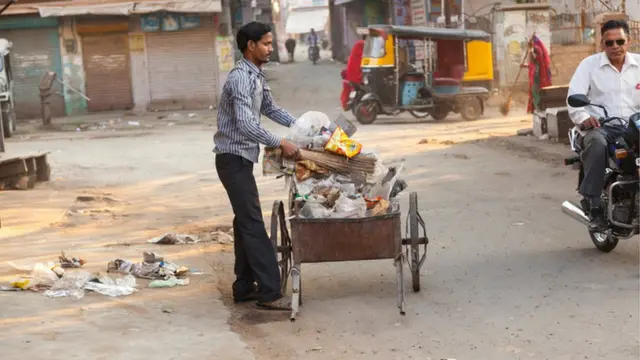 કચરો ઉઠાવતા એક યુવાન