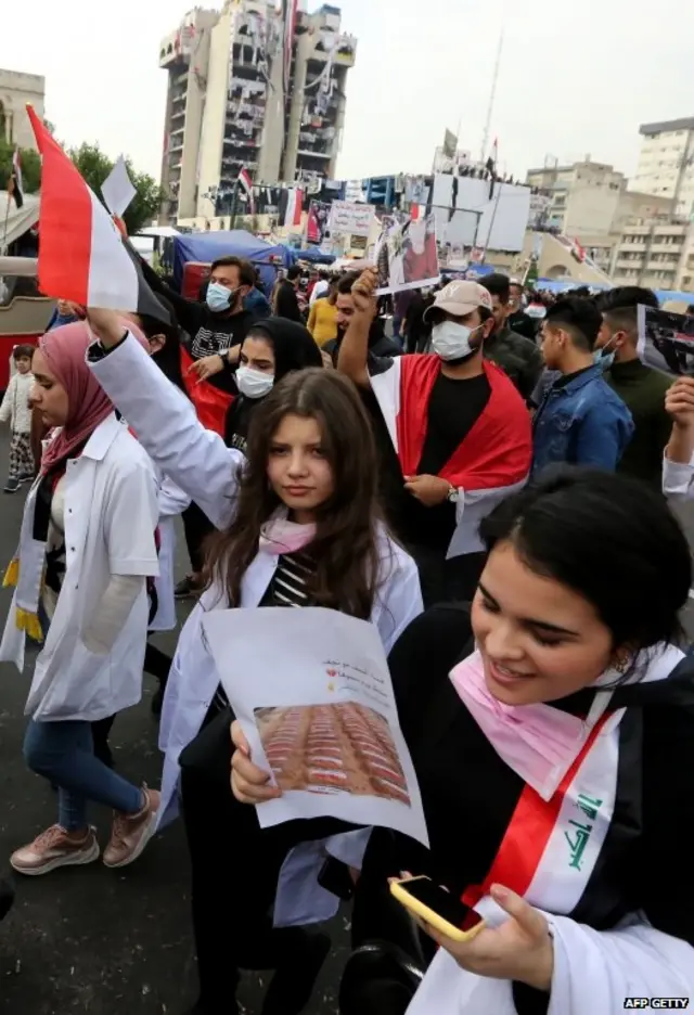 राजधानी बग़दाद की सड़कों पर प्रदर्शनकारी