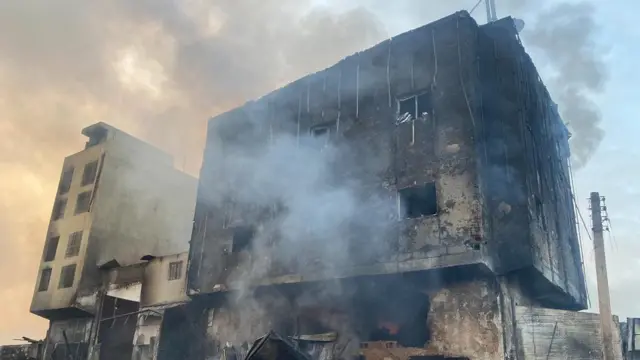 مبان دمرت في الحريق