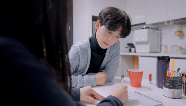 트레이너와 영어 공부 중인 유혁 씨