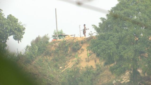 রাখাইনে  অস্ত্রহাতে একজন বিদ্রোহী 