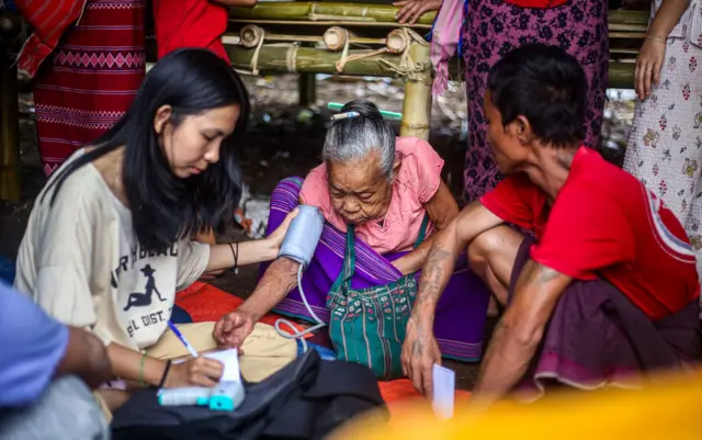 ကရင်ဒေသထဲက စစ်ရှောင်ပြည်သူတစ်ဦးကို အရပ်ဘက်ကျန်းမာစောင့်ရှောက်ရေးအဖွဲ့တွေက ဆေးကုသပေးနေမှု ( ပုံဟောင်း) 