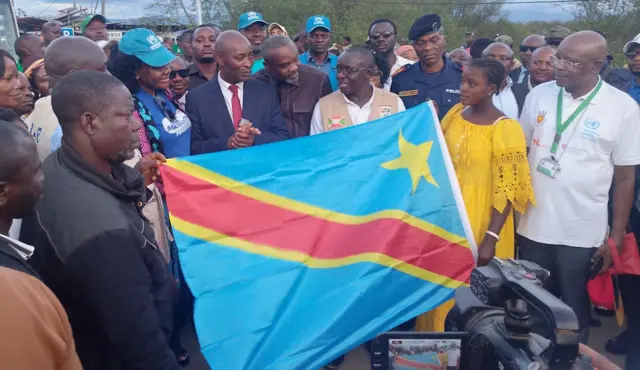 Bulamatari Jean Jaques Purusi w'intara ya Kivu y'Epfo (yambaye ikaruvati y'umutuku) yahaye kaze abatahutse