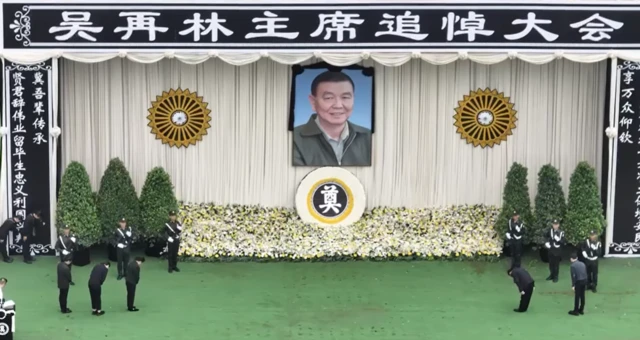 သြဂုတ် ၇ ရက် ညပိုင်းက ကွယ်လွန်သွားတဲ့ ဦးစိုင်းလင်းဟာ ကိုးကန့်ခေါင်းဆောင် ဦးဖုန်ကြားရှင် ရဲ့ သားမက်ဖြစ်ပါတယ်။