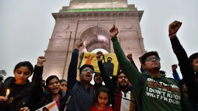 Hindistan genelinde binlerce kişi saldırıya karşı protesto gösterileri düzenledi.