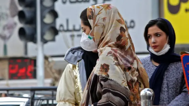 أمرأة إيرانية ترتدي قناعا