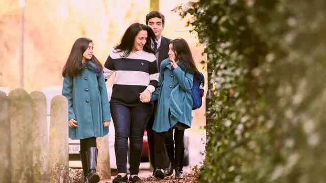 فانيا اسماعيل وابنها وبناتها التوأم