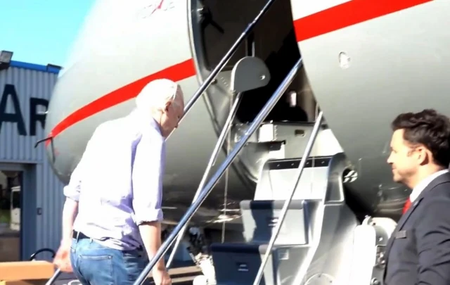 जूलियन असांज