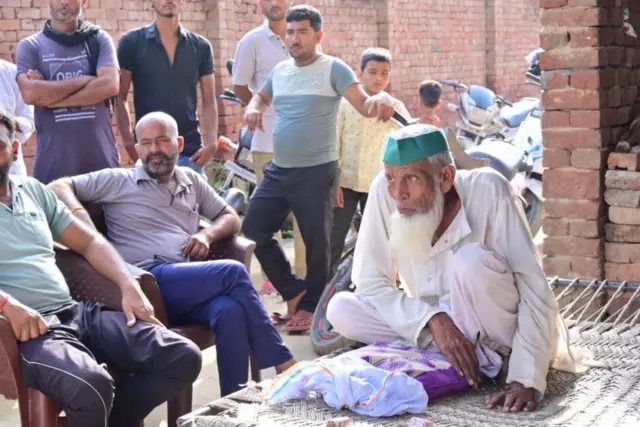 इर्शाद यांच्या घरी जमलेली गर्दी