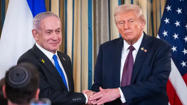 Prezydent USA Donald Trump (z prawej) wita się z premierem Izraela Benjaminem Netanjahu (z lewej) po ich rozmowie na konferencji prasowej w Białym Domu w Waszyngtonie