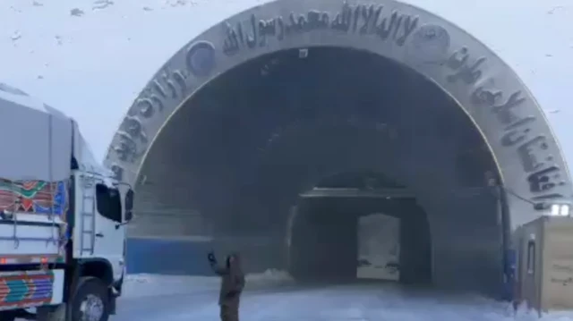 شاهراه سالنگ که دیده می‌شود یک یک لاری در حال وارد شدن به آن است و یک سرباز طالبان دست راست خود را در مقابل آن بلند کرده است.