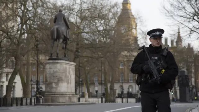 Saldırının ardından polis parlamento binasına giden yolları kapadı.