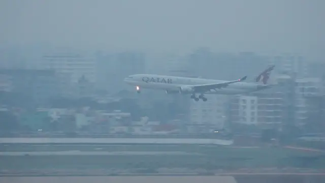 ঢাকার হযরত শাহজালাল আন্তর্জাতিক বিমানবন্দরে অবতরণ করছে কাতার এয়ারওয়েজের একটি বিমান (ফাইল ছবি)