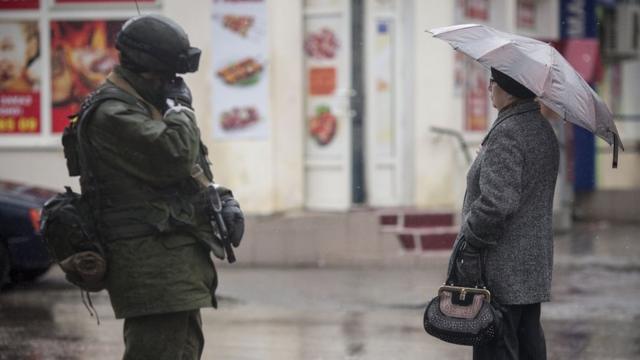Военный и жительница Крыма в марте 2014 года