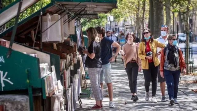 सड़क पर चलते लोग