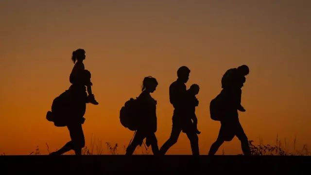 2015ம் ஆண்டு செர்பியாவை கடந்து ஹங்கேரிக்குள் நுழையும் ஒரு அகதிகள் குழு. துருக்கியில் இருந்து கிரீஸ் வந்து அங்கிருந்து மாசிடோனியா வழியாக செர்பியா வந்து அங்கிருந்து ஹங்கேரிக்குள் நுழையும் அகதிகள் எண்ணிக்கை அந்த ஆண்டில் 1 லட்சத்தைக் கடந்தது. இதையடுத்து எல்லையில் முள்வேலி அமைக்க உத்தரவிட்டார் ஹங்கேரி பிரதமர் விக்டர் ஆர்பன்.