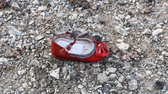 Детская туфелька на месте крушения украинского "Боинга" под Тегераном 8 января 2019 года