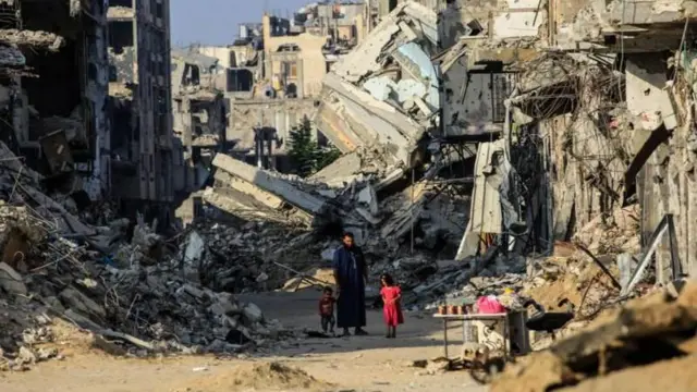 ਗਾਜ਼ਾ ਵਿੱਚ ਇਜ਼ਰਾਈਲ ਦੇ ਹਮਲੇ ਤੋਂ ਬਾਅਦ ਮਲਬੇ ਵਿੱਚ ਖੜ੍ਹੇ ਬੱਚੇ