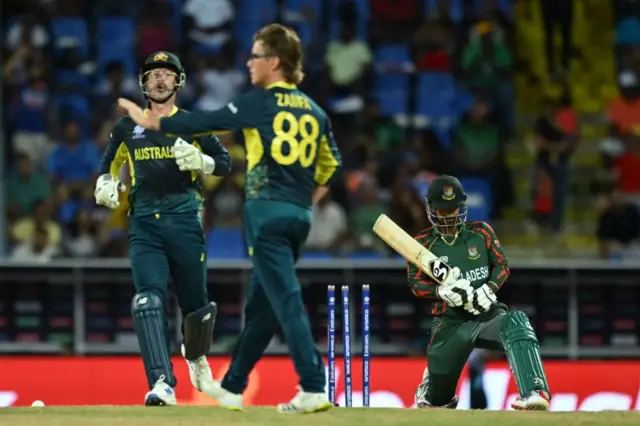 শান্ত ও লিটন দুজনই লেগস্পিনার অ্যাডাম জাম্পার বলে সুইপ শট খেলতে গিয়ে উইকেট দিয়ে এসেছেন।