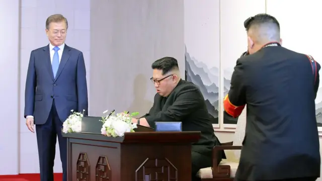Abakuru ba Kore y'efpo n'iya ruguru Moon Jae-in na Kim Jon Un