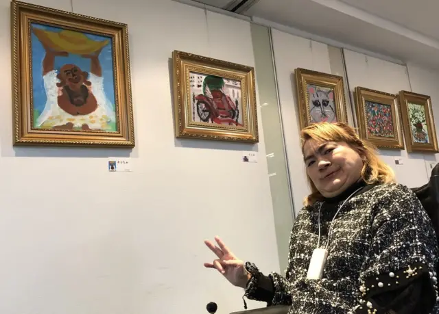 雅仪的画展展出了百多张作品。