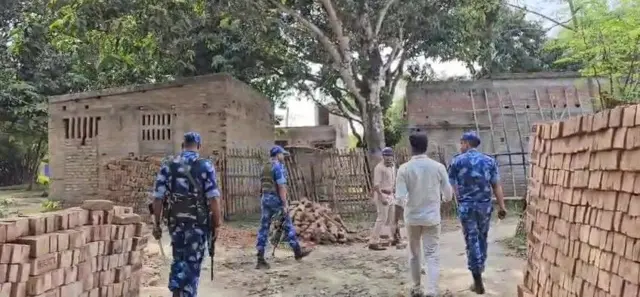 গ্রামে গ্রামে চলছে কেন্দ্রীয় ও রাজ্য পুলিশের যৌথ টহল