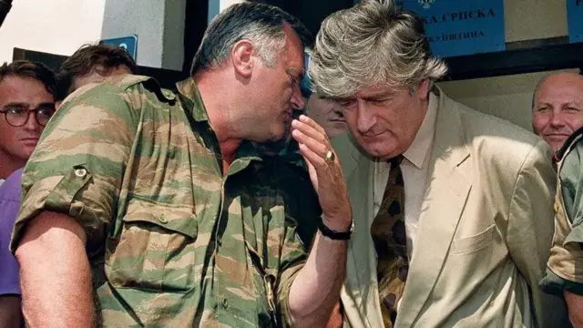 Радован Караджич (праворуч) спланував геноцид мусульман Східної Боснії, Ратко Младич (ліворуч) втілив його накази