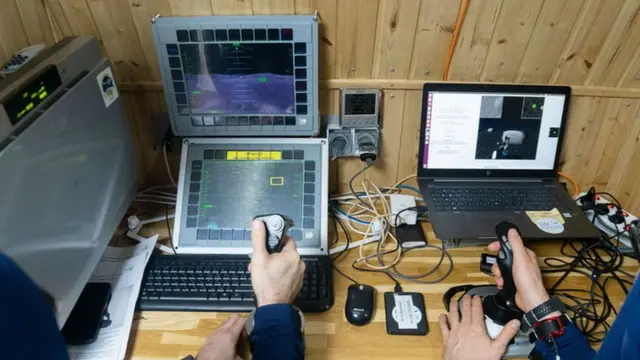 Одно из упражнений - посадка на Луну