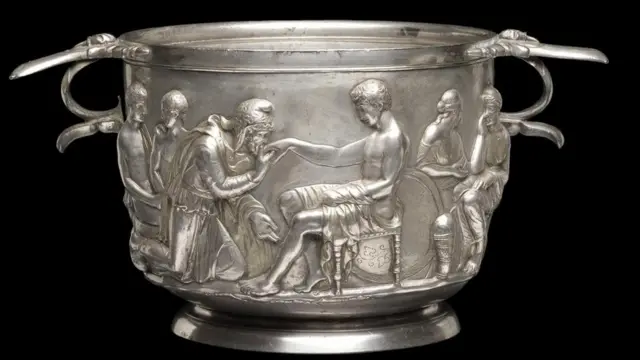 قدح فضي روماني يعود للقرن الأول الميلادي يصور آخيل وشخصيات أخرى