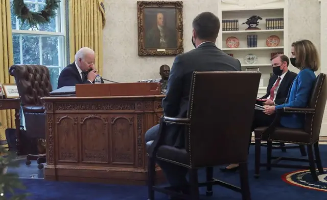 Джо Байден во время разговора с Владимиром Зеленским