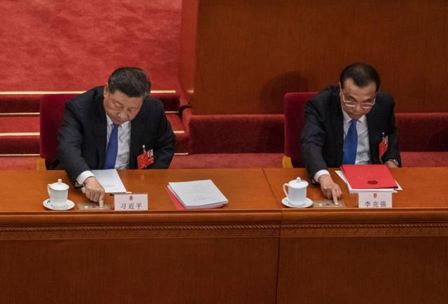 在总理记者会召开前半小时，中国全国人大在闭幕会表决通过了有关制定香港《国安法》的草案。