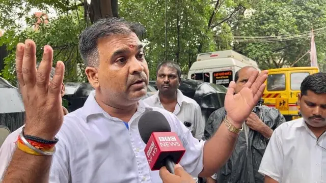 கோப்ரியில் வசிக்கும் ரிக்ஷா ஓட்டுநரான முன்னலால் குப்தா, "இத்தனை ஆண்டுகளாக மராத்தி மொழியைக் கற்றுக் கொள்வதில் எனக்கு எந்த ஆர்வமும் இருக்கவில்லை. வயதான காலத்தில் நான் என்ன கற்றுக் கொடுக்கப் போகிறேன்?" என்று கேள்வி எழுப்பினார்