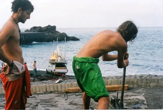 માર્કો અમોરેટી અને તેમના ભાઈઓએ લા પાલ્મા પર કારને દરિયામાં ઉતારવા માટે તૈયાર કરી