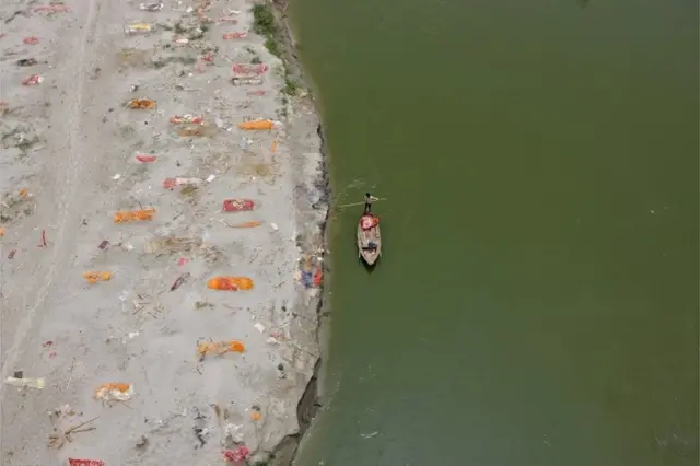 प्रयागराजच्या किनाऱ्यावरचे मृतदेह