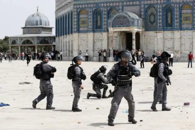 Polisi Israel di al-Aqsa.