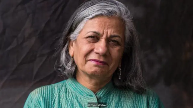 रत्ना ओमीदवर, अप्रवासी